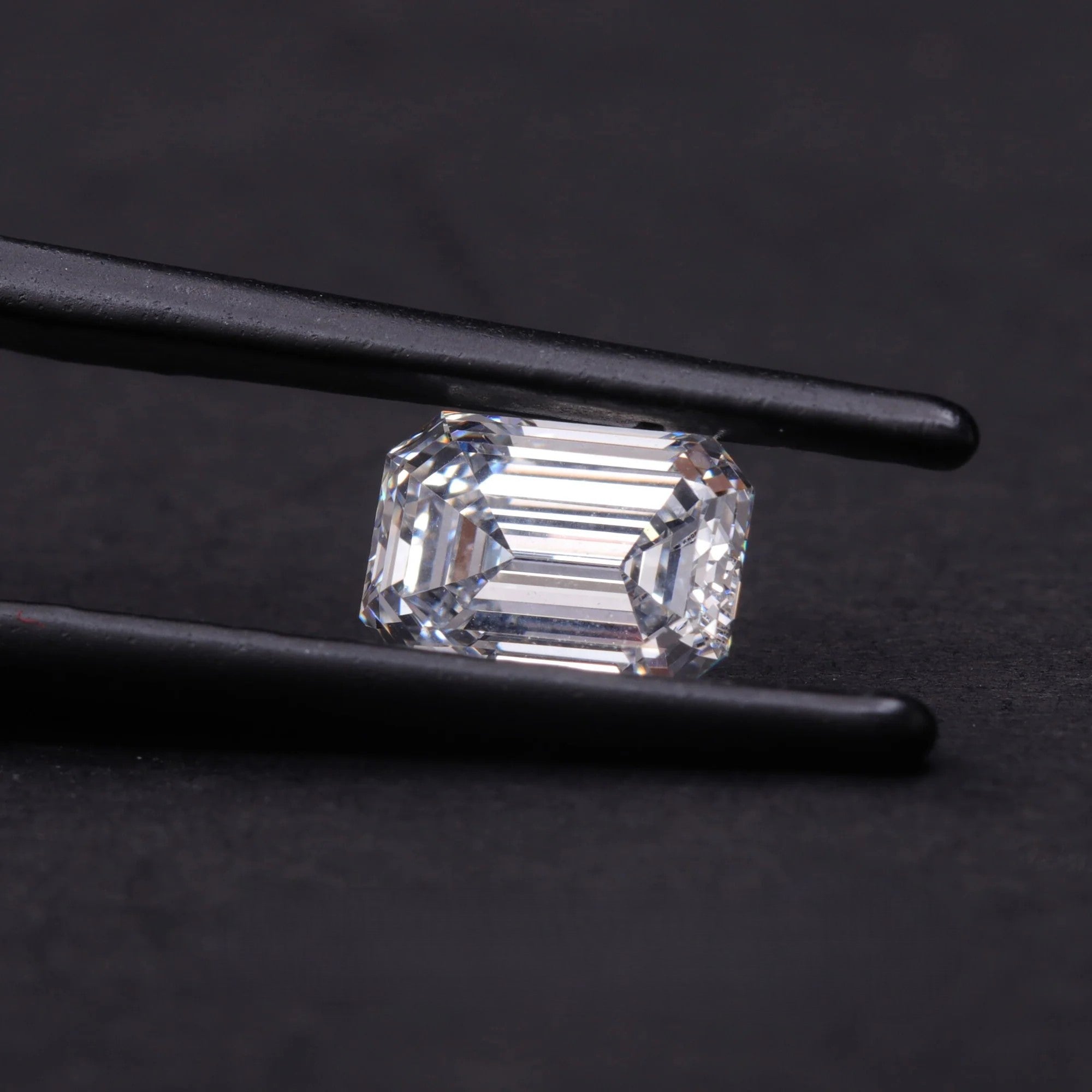 0.9ct-emerald-cut-lab-grown-diamond