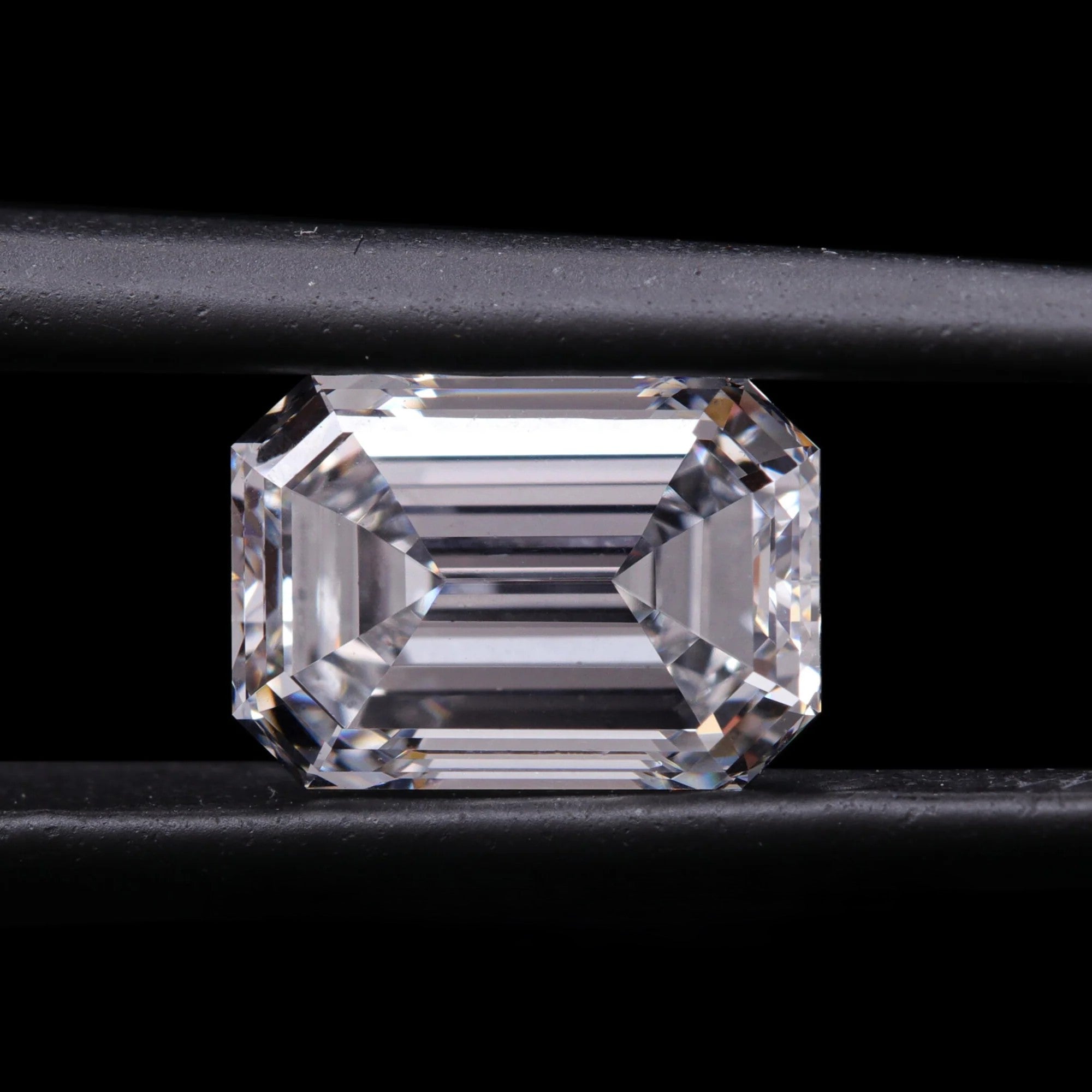 0.9ct-emerald-cut-lab-grown-diamond