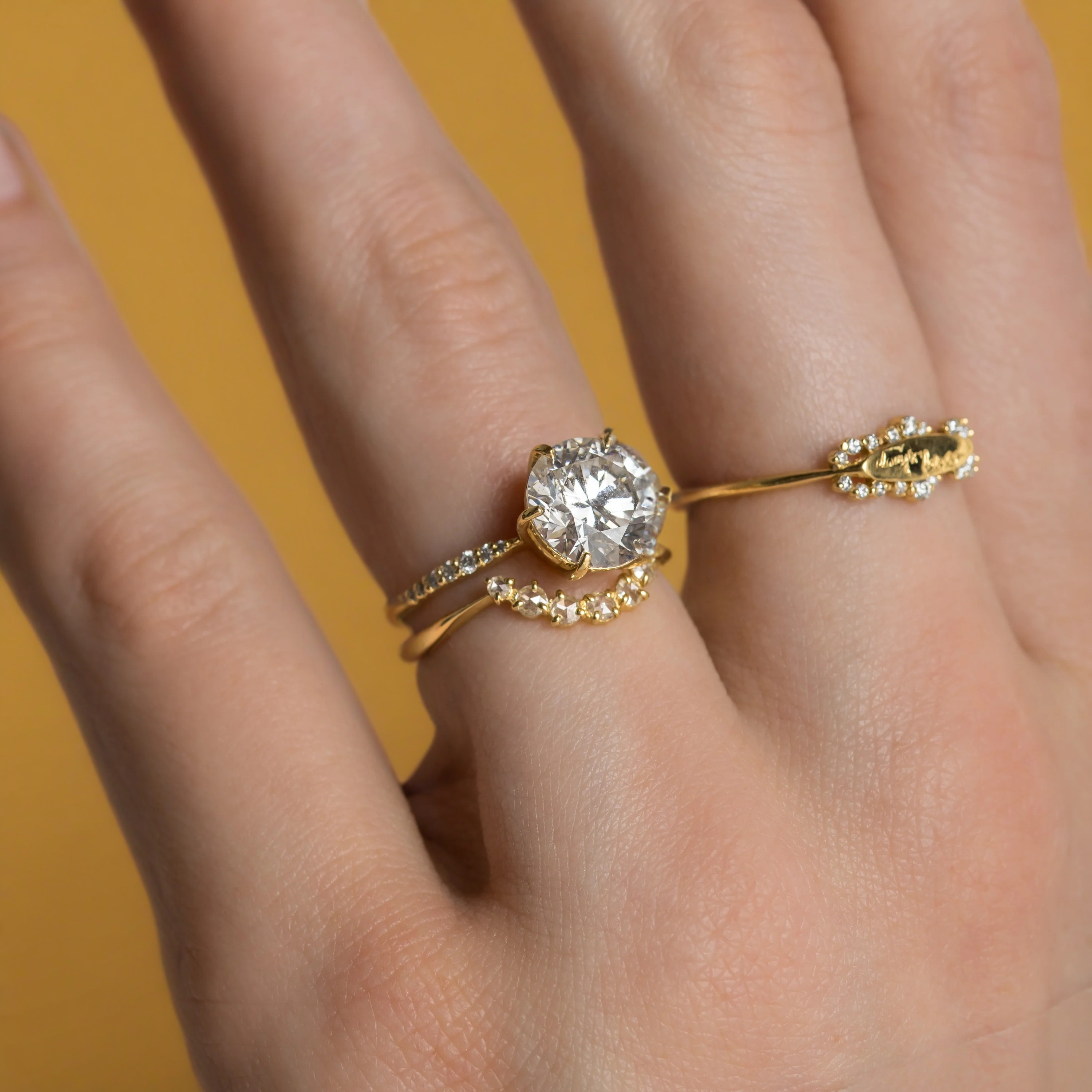 brilliant-round-cut-diamond-moissanite-engagement-ring-model-gemfora-2