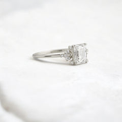 emerald-skyfall-moissanite-engagement-cluster-light-ring-1-ct-platinum-gemfora-2