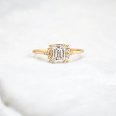 emerald-skyfall-moissanite-engagement-cluster-light-ring-1-ct-yellow-gold-gemfora-1
