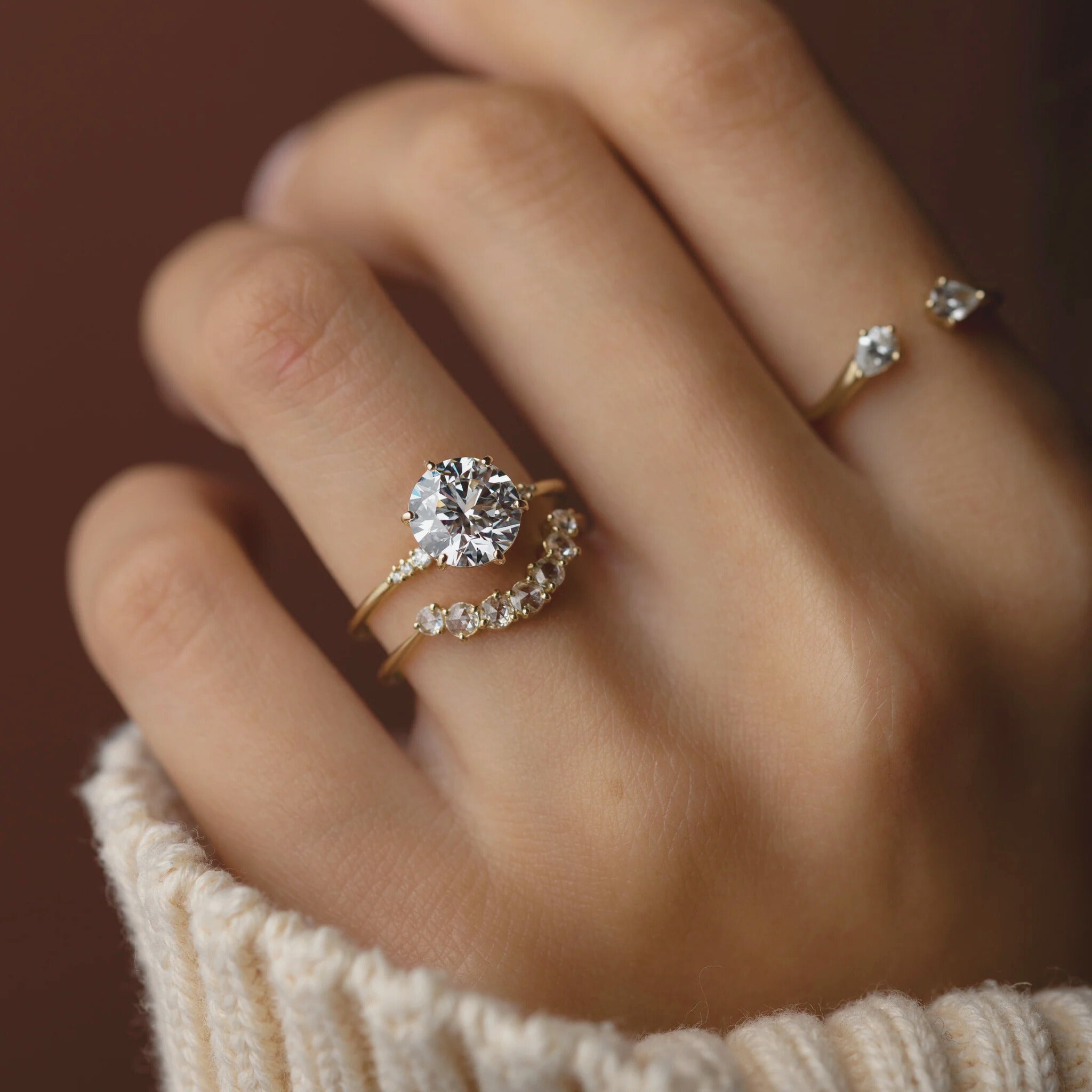 eternal-glow-round-cut-moissanite-solitaire-engagement-ring-2