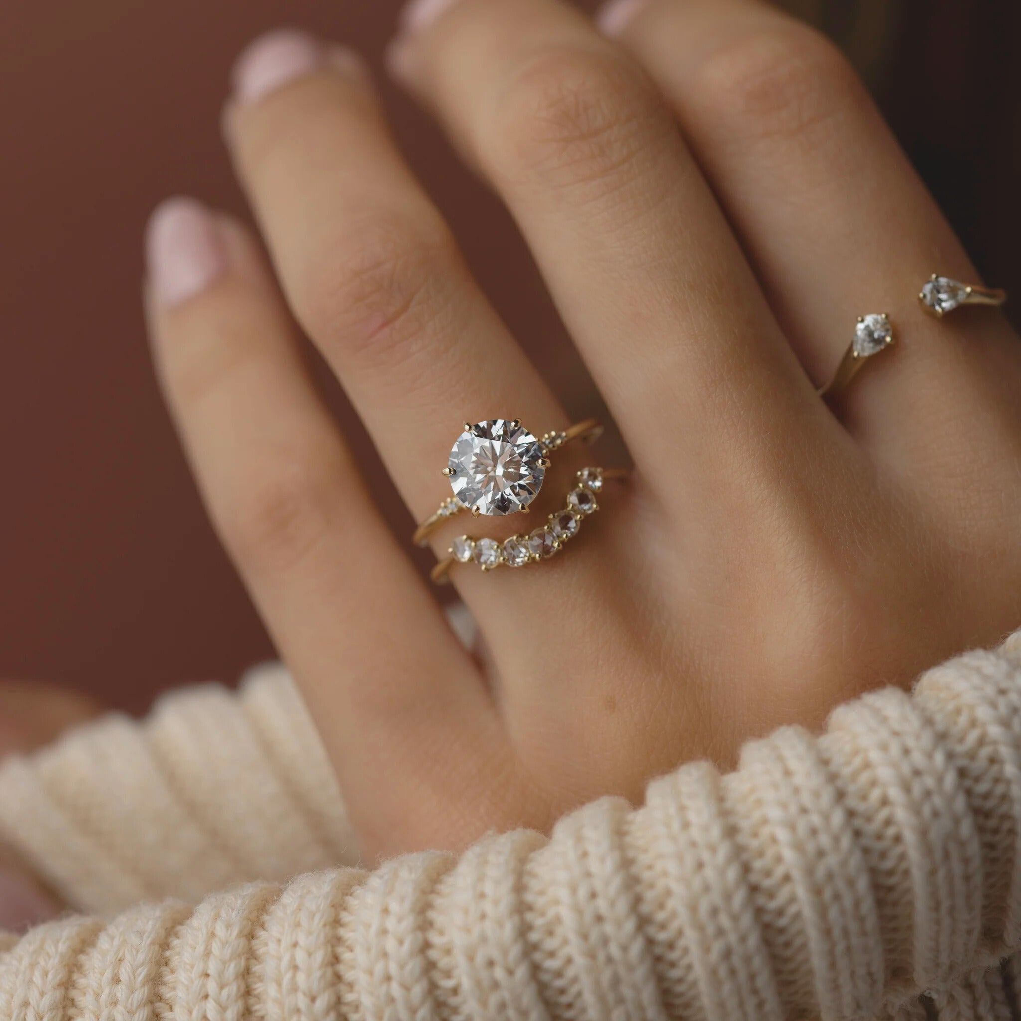 eternal-glow-round-cut-moissanite-solitaire-engagement-ring-3