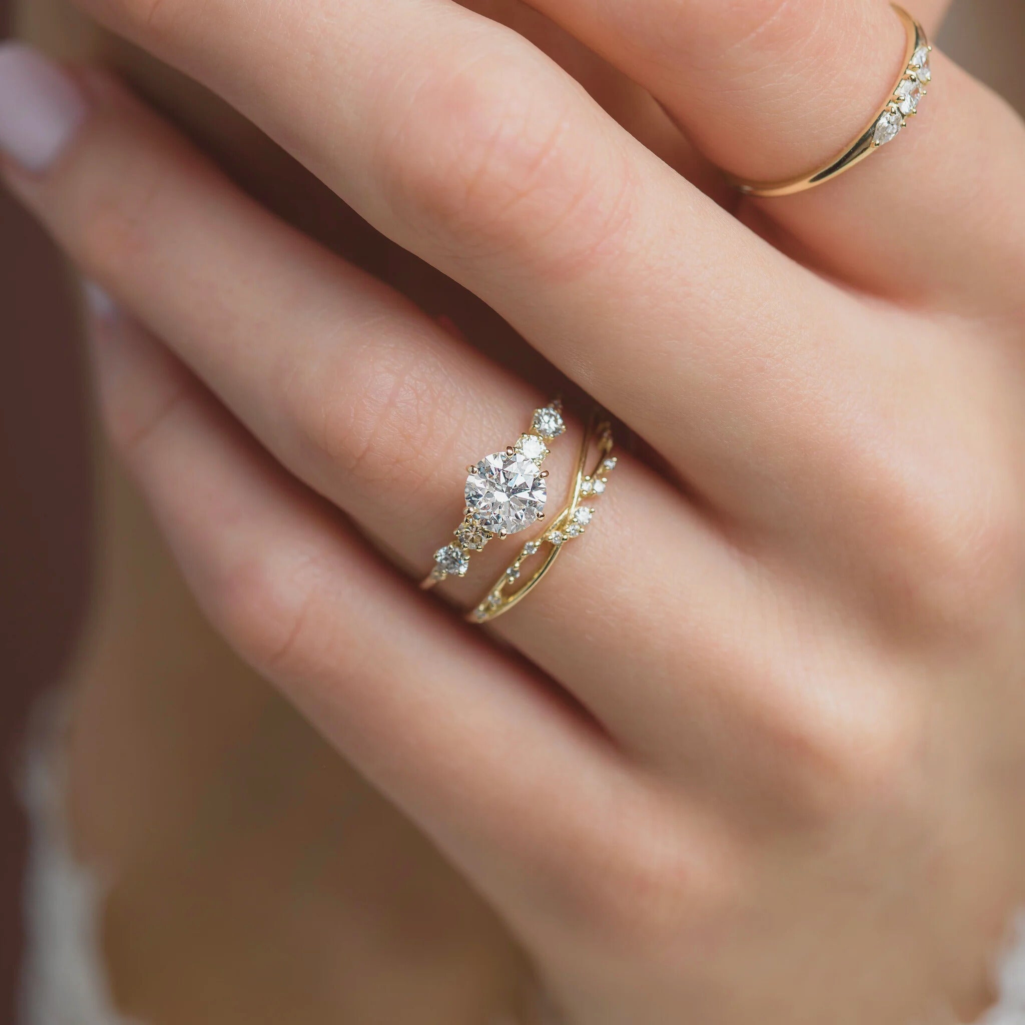 eternal-glow_-round-cut-2ct-moissanite-engagement-ring-5