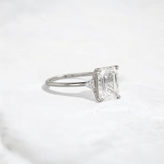 ethereal-flame-emerald-three-stone-moissanite-engagement-ring-2-ct-platinum-gemfora-2