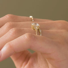 pictorialround-cut-moissanite-diamond-halo-engagement-ring-2