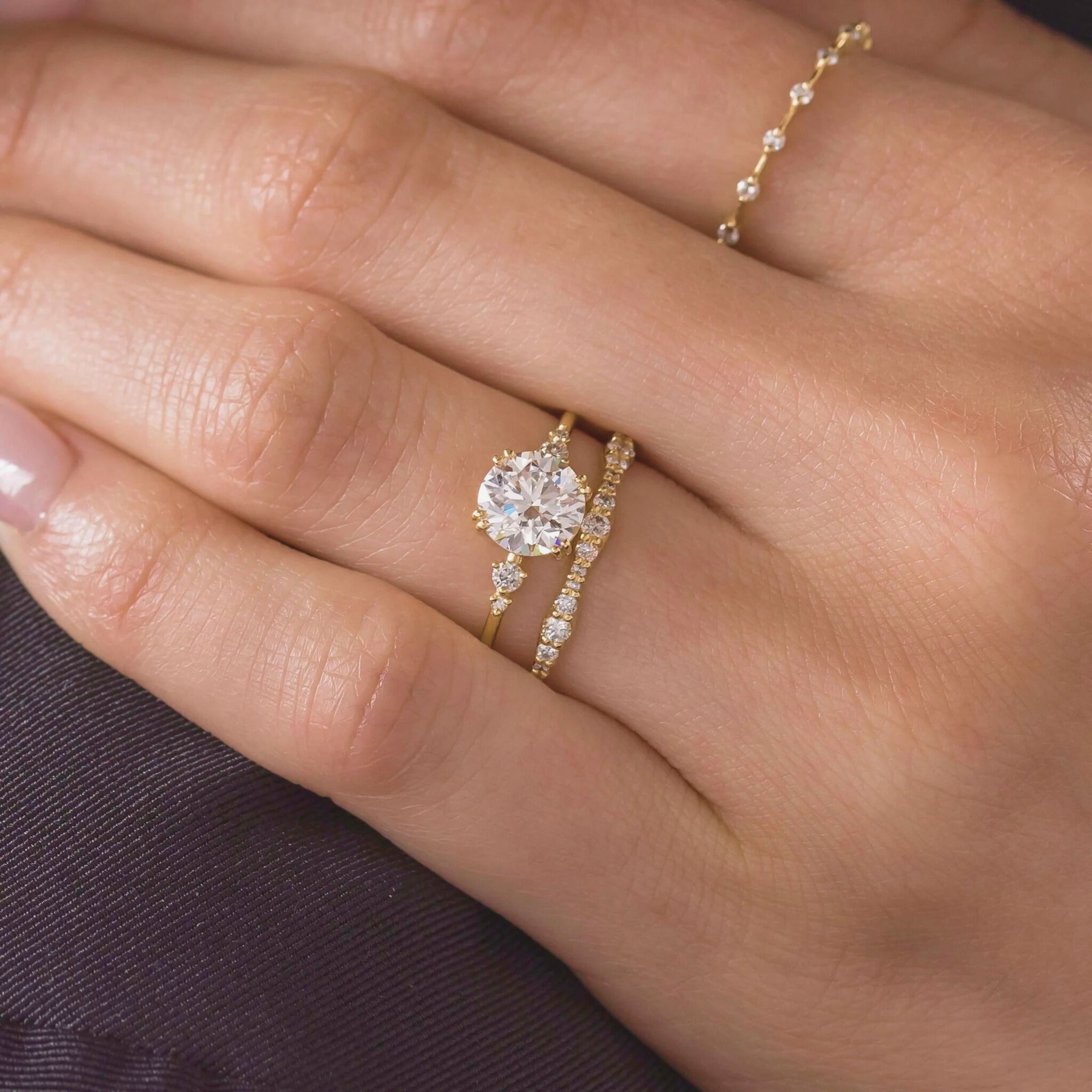 pictorialround-cut-moissanite-diamond-halo-engagement-ring-3