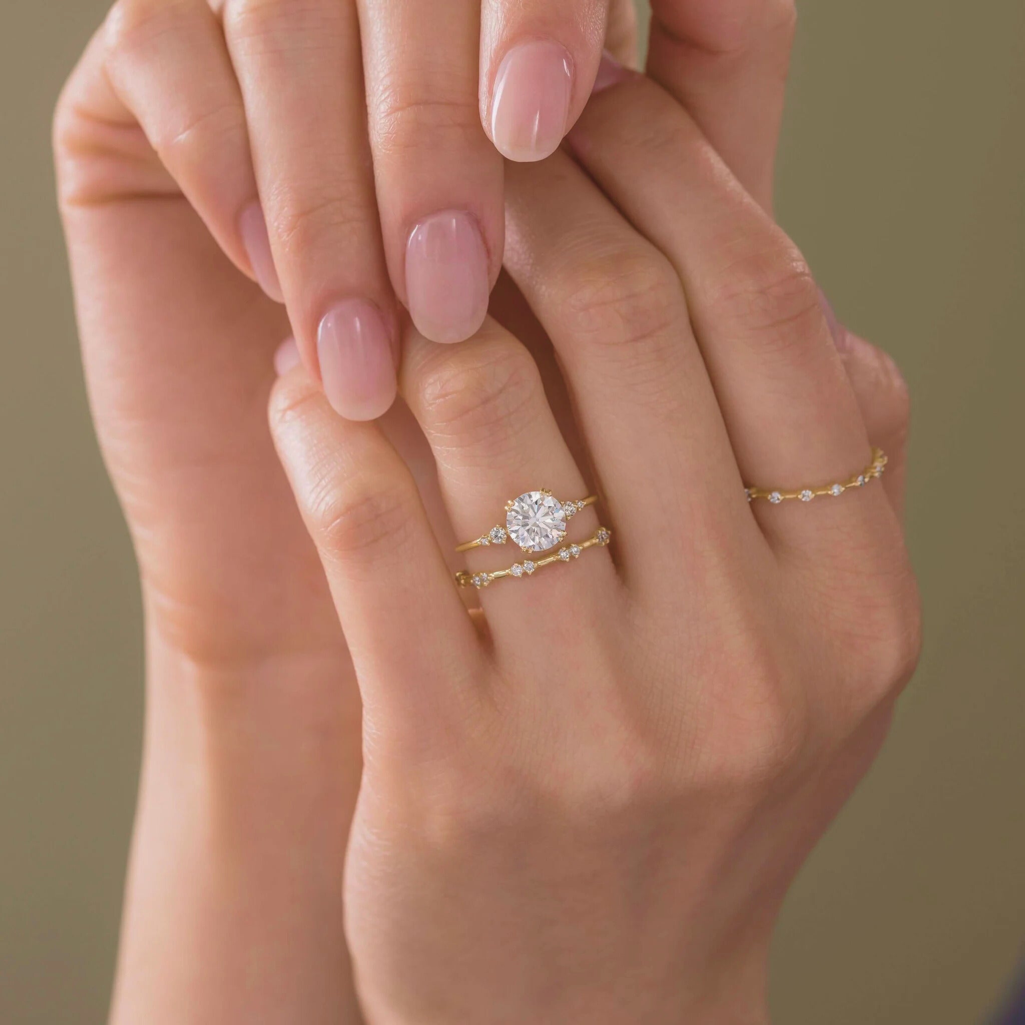 pictorialround-cut-moissanite-diamond-halo-engagement-ring-5