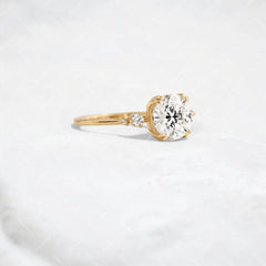 pictorialround-cut-moissanite-diamond-halo-engagement-ring-8