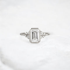 silent-luster-emerald-cluster-bezel-moissanite-engagement-ring-1-ct-platinum-gemfora-1