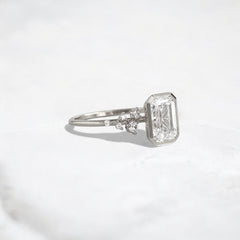 silent-luster-emerald-cluster-bezel-moissanite-engagement-ring-1-ct-platinum-gemfora-2