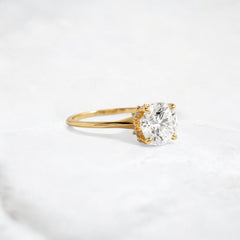 whispering-aurora-round-v-embrace-solitaire-engagement-ring-2-ct-yellow-gold-gemfora-2