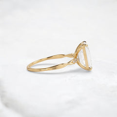 infinity-light-emerald-fire-twisted-moissanite-engagement-ring-3-ct-yellow-gold-gemfora-3