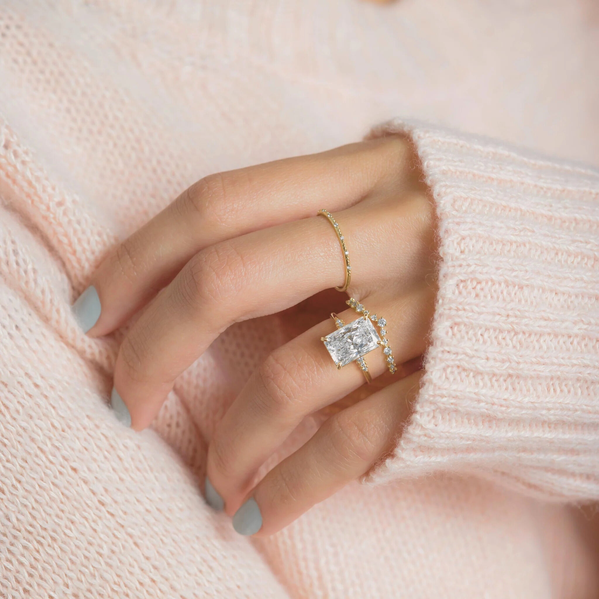 radiant-cut-2ct-focal-diamond-halo-engagement-ring-2