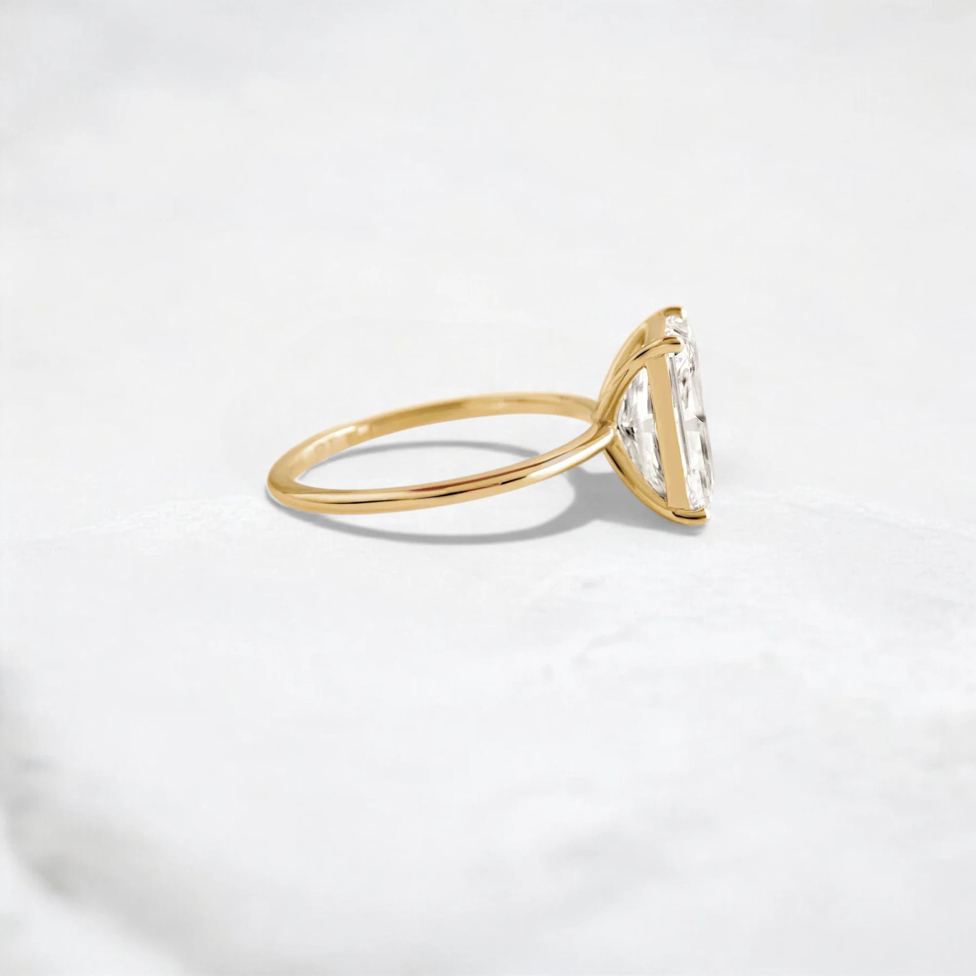 radiant-cut-2ct-focal-diamond-solitaire-engagement-ring-7_e7aee132-1620-4fc5-842c-6f208061420a